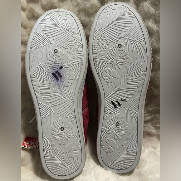 NEW…Tommy Bahama Red Canvas Sneakers women’s size 8.5 - Picture 13 of 13